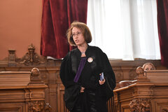 Während die Vorsitzende des Berufungsgerichts Bukarest auf der Pressekonferenz, die dieses am Donnerstag erstmals veranstaltet hat, die Darstellungen im Dokumentarfilm von Recorder als Aussagen „frustrierter Juristen“ zu demontieren versuchte, bestätigte Strafrichterin Raluca Moroșanu (im Bild) vor den Journalisten, dass die Leitung des Gerichts Verfahren bis zur Verjährung verzögere. | Foto: Agerpres