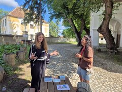 Marlene Herbert, Gastgeberin in der Kirchenburg Großschenk, und Organisatorin Andreea Mănăstirean von der Stiftung Kirchenburgen