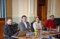Vertreterversammlung des Siebenbürgenforums im Spiegelsaal des Forumssitzes in Hermannstadt: Winfried Ziegler (Geschäftsführer des Siebenbürgenforums), Radu Nebert (Vorsitzender des Siebenbürgenforums), Andrea Rost (stellvertretende Vorsitzende des Siebenbürgenforums) und Thomas Șindilariu (Unterstaatssekretär beim Department für interethnische Beziehungen der Regierung Rumäniens). Foto: Aurelia Brecht