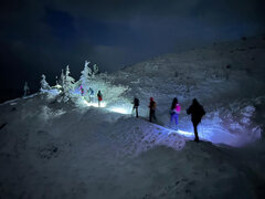 Eine Winterwanderung im Ciucaș endet nach Einbruch der Dunkelheit, doch mit Hilfe von Stirnlampen können die Bergfreunde ihre Wanderung fortsetzen.
Fotos: Lucian Pruteanu