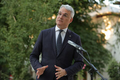 Interims-Arbeitsminister Dragoș Pîslaru hat nach den Diskussionen am Dienstagabend auf Schloss Cotroceni erklärt, man sei zum Thema Lohngesetz noch auf keinen grünen Zweig gestoßen, doch die nächsten Tage würden entscheidend sein. Er habe das Mandat erhalten, mit einem Vorschlag aufzuwarten, der die Diskussionen mit den Gewerkschaften endlich beendet, präzisierte der Minister. Die Zeit drängt, betonte Pîslaru. | Foto: Radu Tuță / Agerpres Foto