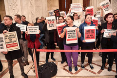 Dutzende Angestellte der Abgeordnetenkammer haben am Dienstag auf den Fluren des Parlaments protestiert, nachdem Premier Bolojan eine lokale und zentrale Verwaltungsreform angekündigt hatte, die zu einer allgemeinen zehnprozentigen Kürzung des öffentlichen Budgets führe, um das Budgetdefizit Rumäniens – immerhin das größte innerhalb der EU – zu reduzieren. Sie befürchteten laut Agerpres die Möglichkeit einer 10-prozentigen Gehaltskürzung. | Foto: Agerpres / Cătălina Păun