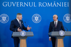 Der slowakische Premierminister Robert Fico (l.) und Rumäniens Regierungschef Ilie Bolojan | Foto: gov.ro