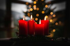 Die vier Adventskerzen symbolisieren Hoffnung, Frieden, Freude und Liebe, die mit jeder Woche im Advent ein wenig heller werden. | Foto: Max Beck/ Unsplash