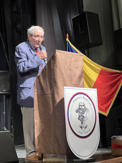 Jimmy Cornell hielt genau 70 Jahre nach Abschluss der Honterusschule eine kurze Motivationsrede für die DSD-Absolventen, deren Lehrer und Eltern auf der Bühne der Redoute. | Foto: die Verfasserin