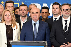Ilie Bolojan spuckt Gift und Galle nach der – mit ihm unabgesprochenen – Ernennung von Parteikollegen Adrian Veștea als designiertem Premier durch Staatspräsident Nicușor Dan. Der PNL-Chef droht jedem seiner Parlamentarier: Wer das Kabinett Veștea unterstützt oder sich gar selbst für ein Ministeramt aufstellen lässt, fliegt aus der Partei. | Foto: Mihai Poziumschi / Agerpres Foto