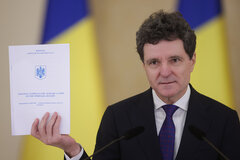 Staatspräsident Nicușor Dan hat am Mittwoch auf Schloss Cotroceni eine Pressekonferenz über die neue Verteidigungsstrategie abgehalten. Fundamentale Unterschiede zu früheren Versionen stünden im Kontext der geopolitischen Spannungen, des Ukraine-Kriegs, der Bedrohungen durch Künstliche Intelligenz und Desinformation auf sozialen Medien sowie des globalen Kampfes um limitierte kritische Rohstoffe. Als interne Bedrohung nannte Dan an erster Stelle Korruption. | Foto: Inquam Photos / George Călin