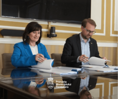 Bürgermeister Dominic Fritz und die EBRD-Vertreterin Venera Vlad unterzeichneten am Donnerstag ein Finanzierungsabkommen über 30 Millionen Euro.
Foto: Bürgermeisteramt Temeswar