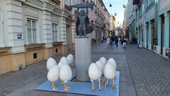 Kontroverse Osterdeko-Platzierung am Domplatz Foto: Astrid Weisz