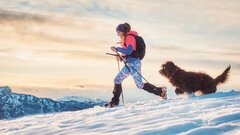 Regelmäßig Sport zu treiben entsteht nicht von selbst. Es ist eine Gewohnheit, die man aufbauen muss. James Clear empfiehlt, zunächst nur zwei Minuten pro Tag zu üben. Mit der Zeit wächst das Verlangen, länger aktiv zu bleiben, und die Trainingsdauer lässt sich Schritt für Schritt erhöhen.