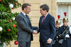 „Trăiască prietenia dintre România și Franța“ – hoch soll sie leben, die Freundschaft zwischen Rumänien und Frankreich – sagte Frankreichs Staatspräsident Emmanuel Macron auf rumänisch – ein Videoclip dazu geht auf Facebook viral – auf dem dienstäglichen Treffen mit Nicușor Dan. Die Gespräche bei Dans erstem offiziellem Besuch in Paris sollen in entspannter Stimmung verlaufen sein. Für 2026 hat er Macron zu einem Gegenbesuch eingeladen, dieser hat sein Kommen bereits bestätigt. | Foto: Präsidentschaft