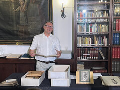 Frank-Thomas Ziegler erklärt im Kapitelzimmer der Honterusgemeinde voller Begeisterung den wertvollen Nachlass von Ernst Kühlbrandt an der Schwarzen Kirche.
Foto: Laura Căpățână Juller