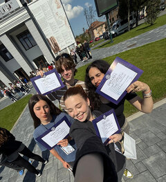 Selfie mit weiteren Preisträgern bei der diesjährigen nationalen Deutsch-Olympiade, wo sie den zweiten Platz belegte. | Fotos: privat