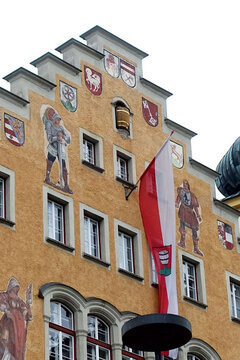 Rathaus mit Wappen