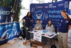 Die Jugendliche ist frisch zur Vorsitzenden des Schülerrats gewählt geworden. Dazu ist sie noch PR-Verantwortliche im Robotik-Club der Schule „Unplugged Lenau" (im Bild mit Mitgliedern des Robotikteams) und beteiligt sich an zahlreichen Freiwilligenprojekten.
