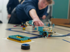 Technik in Aktion: Schüler testeten ihre selbstgebauten Lego-Roboter. Foto: Andreea Oance