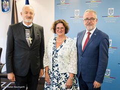 Der Bischof der EKR, Reinhart Guib, die bayerische Aussiedlerbeauftragte Dr. Petra Loibl und Dr. Bernd Fabritius, Beauftragter der Bundesregierung für Aussiedlerfragen und nationale Minderheiten | Foto: Stefan Baumgarth