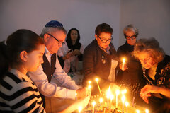Andreas Laqueur und die Gemeindemitglieder beim Anzünden der Kerzen. | Foto: Aurelia Brecht