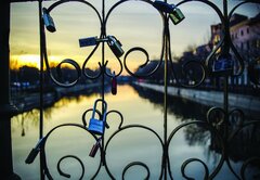 Die Dâmbovița ist auch heute bedeutend für einige Bukarester. Deswegen haben Liebespaare Schlösser an einer Brücke über den Fluss angebracht. | Foto: Pixabay