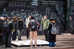 Besucher können innerhalb der Ausstellung den Künstler beim Arbeiten beobachten und kommen oft mit ihm ins Gespräch...
Fotos: Cristian Dan / Andrada Ușvat