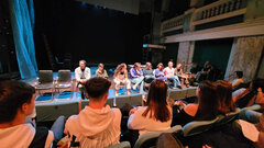 Das Projekt nimmt sich vor, junge Menschen an das Theater heranführen. Hier bei einem Gespräch mit Schülern nach einer DSTT-Inzenierung Foto: DSTT