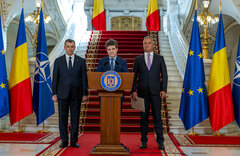 Präsident Nicușor Dan präsentiert den neuen designierten Premier Adrian Veștea (PNL, r.) als pro-europäisch, wertebasiert und dialogbereit, als Mann des Erfolgs, der „EU-Fonds angezogen hat“ und „auf Entwicklung setzt“. Seinem Vorgänger Eugen Tomac dankt er für die bewiesene Seriösität und die Bereitschaft, Verantwortung zu übernehmen. Weder er noch Tomac hätte je „Regierung gespielt“, versicherte Dan. „Doch nun ist klar, dass eine politische Lösung die passendere ist.“ | Foto: Präsidentschaft