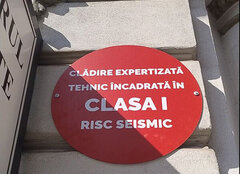 Ein rotes Warnschild in Bukarest. Damit soll gezeigt werden, welche Häuser bei einem stärkeren Erdbeben wahrscheinlich einstürzen würden. | Foto: Göran Ladewig