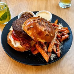Für Liebhaber von Burger und moderner Küche ist das City Bistro ein guter Anlaufpunkt.