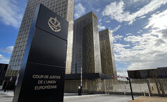 Schild mit der Aufschrift „Cour de Justice de l'Union Européene“ vor einem Gebäude des Europäischen Gerichtshofs (EuGH) | Foto: Wikimedia Commons