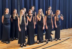 Der Chor „Goslowiki“ (Nachtigallen) setzt sich aus Schülerinnen unterschiedlicher Klassenstufen zusammen.