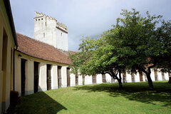 Bering mit Fruchtkammern, Weberturm mit Pultdach und Zinnenkranz, „Andreanum“-Ausstellung vor der Kirche