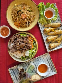 Das Restaurant „Toáns“: Gebratene Nudeln mit Gemüse (Bun Xao Rau), eine warm-kalte Bowl mit Salat und Rindfleisch (Bun Bo Nam Bo). Daneben Tofu-Gemüse-Rollen in Reispapier (Goi Cuon Dau Phu) und frittierte Gemüse-Rollen (Nem Chai) Fotos: Aurelia Brecht