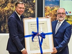 Stafettenübergabe von Bernd Fabritius an den neu gewählten BdV-Präsidenten Stephan Mayer – eine Kopie der Charta der deutschen Heimatvertriebenen von 1950
Foto: BdV