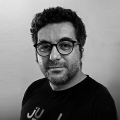 Alin Rotariu – Designer, Kurator und Koinitiator des Projekts – spricht über die Entstehung, das Ziel und den internationalen Weg von „Retracing Bartók“, einem Projekt, dem es gelingt, immaterielles Erbe mit zeitgenössischem Jazz, experimenteller Musik, visueller Kunst und neuen Generationen von Schöpfern zu verbinden.