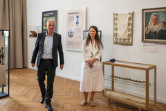 Gabriel Tischer und Gertrud Krech präsentieren die neue Ausstellung. | Foto: Laura Micu