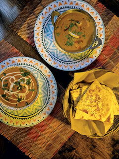 „Soul Food“ – „Paneer Butter Masala“ und „Coastal Prawn Curry“ mit Knoblauch-Naan-Brot. Neben Vor- und Nachspeisen, enthält die Karte auch vegetarische und vegane Gerichte. Sweet-, Mango- und Masala Lassi, hausgemachte Limonaden und indische Tees stehen ebenfalls im Menü.