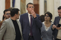 Ionuț Moșteanu (USR) ist als Verteidigungsminister zurückgetreten. Er habe die Entscheidung nach Gesprächen mit dem Präsidenten, dem Premier und dem Parteivorsitzenden getroffen, schreibt er auf sozialen Medien. Auf der vorangegangenen Sitzung des Parteibüros hatten ihm führende Parteikollegen die politische Unterstützung entzogen. Ilie Bolojan kündigte an, als Interims-Verteidigungsminister den aktuellen Wirtschaftsminister Radu Miruță einsetzen zu wollen, berichtet G4Media. | Foto: Inquam Photos / Mălina Norocea