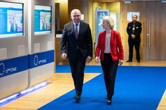 Premierminister Ilie Bolojan (PNL) hat bei seinem Arbeitsbesuch in Brüssel nach Gesprächen mit Ursula von der Leyen und dem Launch des EU-Finanzinstruments EastInvest für Regionen an der Ostgrenze der EU auf einer Pressekonferenz am Donnerstag erklärt: „Das Wichtigste ist jetzt, dass wir die Reformen durchziehen, unsere Verpflichtungen einhalten und Finanzmittel anziehen.“ | Foto: Regierung