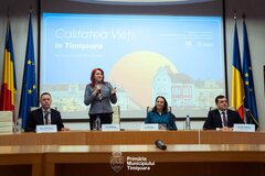 Zehn Jahre Messung des städtischen Lebens: Die Daten des aktuellen Barometers der Lebensqualität in Temeswar wurden vor Kurzem offiziell bekannt gegeben. Im Bild: Professor Marius Lupșa-Matichescu (links), Koordinator der Studie, Vizebürgermeisterin Paula Romocean (Mitte) sowie weitere Mitglieder des Forscherteams. | Foto: Bürgermeisteramt Temeswar