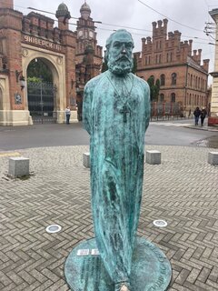 Statue des „Passanten“ – ein Wahrzeichen der Stadt