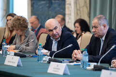 Premierminister Ilie Bolojan (PNL) – im Bild zwischen Vizepremierministerin Oana-Clara Gheorghiu (l.) und Vizepremier Marian Neacșu (PSD) – hat am Montag die Sitzung des interministeriellen Koordinierungsausschusses für den Aufbau- und Resilienzplan (PNRR) gemeinsam mit Investitionsminister Dragoș Pîslaru geleitet. Sollten Gelder von der Europäischen Union verfallen, müssten die Verantwortlichen Federn lassen, drohte der Regierungschef. | Foto: Regierung