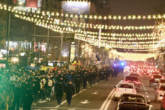 Tausende Menschen haben am Wochenende die Protestreihe gegen die von der Recorder-Reportage vorige Woche enthüllte mutmaßliche Korruption im Justizwesen weitergeführt. Mit Slogans wie „Integrität, nicht Komplizität“ wurde in Bukarest, Temesawr, aber auch in anderen Großstädten Rumäniens für Gerechtigkeit in der Justiz und insbesondere für den Rücktritt der Vorsitzenden des Obersten Gerichtshofs, Lia Savonea, aber auch des Innenministers Cătălin Predoiu, des Justizministers Radu Marinescu sowie des DNA-Chefs Marius Voineag, protestiert. | Foto: Agerpres