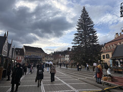 Der Weihnachtsmarkt ist sowohl von Kronstädtern als auch von Touristen gut besucht.