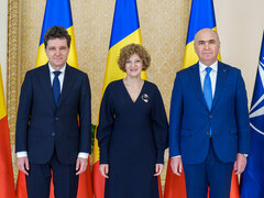 Präsident Nicușor Dan (l.), die neue stellvertretende Regierungschefin Oana Gheorghiu und Premier Ilie Bolojan | Foto: presidency.ro