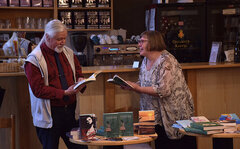 Wolfram und Uta Christ hatten ihre helle Freude am Lesen aus dem neuesten Kriminalroman im Selbstverlag „Comediantes“.
Foto: Klaus Philippi
