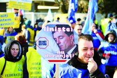 Laut der Nachrichtenagentur Agerpres demonstrierten tausende Personen vor dem Schloss Cotroceni gegen Sparmaßnahmen, unzureichende Mindestlohnerhöhung und für einen realen sozialen Dialog, welcher vom Präsidenten Nicușor Dan vermittelt werden sollte. Der Mindestlohn soll im Juli 2026 um 6,8 Prozent steigen, die jährliche Inflationsrate lag im November dieses Jahres bereits bei 9,8 Prozent. | Foto: Agerpres