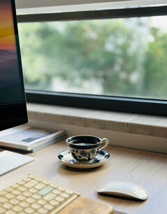 Wer die Möglichkeit hat, sollte seinen Arbeitsplatz während der dunkleren Tage an ein Fenster verlegen. | Foto: Todd Jiang, www.unsplash.com