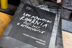 Die Zeichnungen von Dan Perjovschi erscheinen auf Wänden, Straßenbahnen, T-Shirts, Schulwänden, in Zeitschriften und Museen weltweit. Jetzt – in Temeswar, bis zum 26. Oktober eine umfangreiche Retrospektive. Öffnungszeiten: Dienstag – Sonntag, 12 –20 Uhr (montags geschlossen). Eintritt frei. accontrasens.ro/dan-perjovschi-romania/