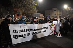 Hunderte Menschen haben infolge der Enthüllungen der Journalistenplattform Recorder über die Zustände im rumänischen Justizsystem am Mittwochabend vor dem Sitz des Justizrats in der Hauptstadt protestiert. Die Demonstranten skandierten Parolen wie „Recht, nicht Mafia!“, „Diebe gefangen, nicht verjährt“ und verlangten die Entlassung der umstrittenen Präsidentin des Obersten Gerichts, Lia Savonea. Ähnliche Proteste gab es auch in Klausenburg. | Foto: Agerpres