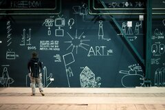 Die schwarzen Wände des ehemaligen Straßenbahndepots sind ein Spiegel der letzten 40 Jahre einer Karriere, die tief von der rumänischen Geschichte geprägt ist.